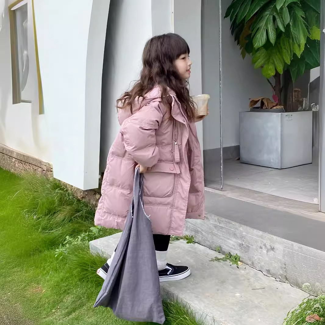 Детская полудлинная пуховка нового корейского стиля, зимняя куртка с капюшоном для мальчиков и девочек, для средних и больших детей