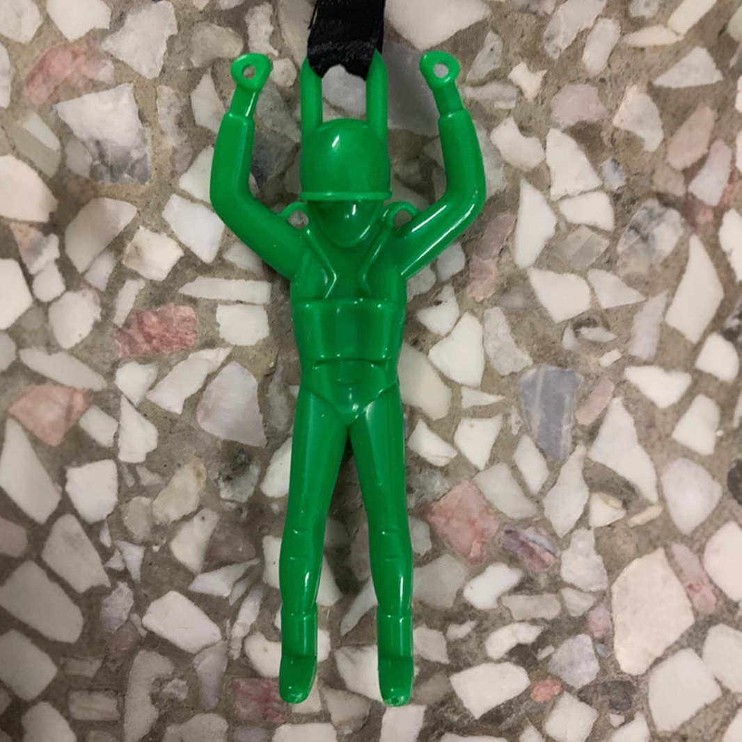 The original package of C hand-thrown parachute soldiers raise their hands and hold hands model diy military accessories manufacturers direct supply