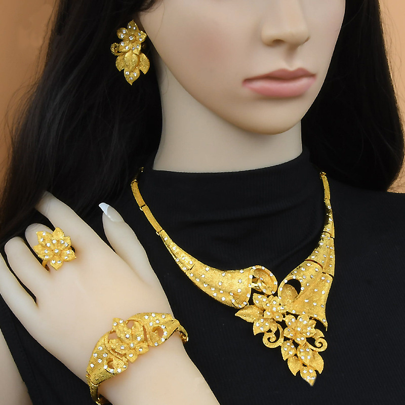 Authentic Explosions Sandy Gold Flower Wedding Necklace Women's suit Wedding Bride Zircon Gold Color Simulation People's genuine goods