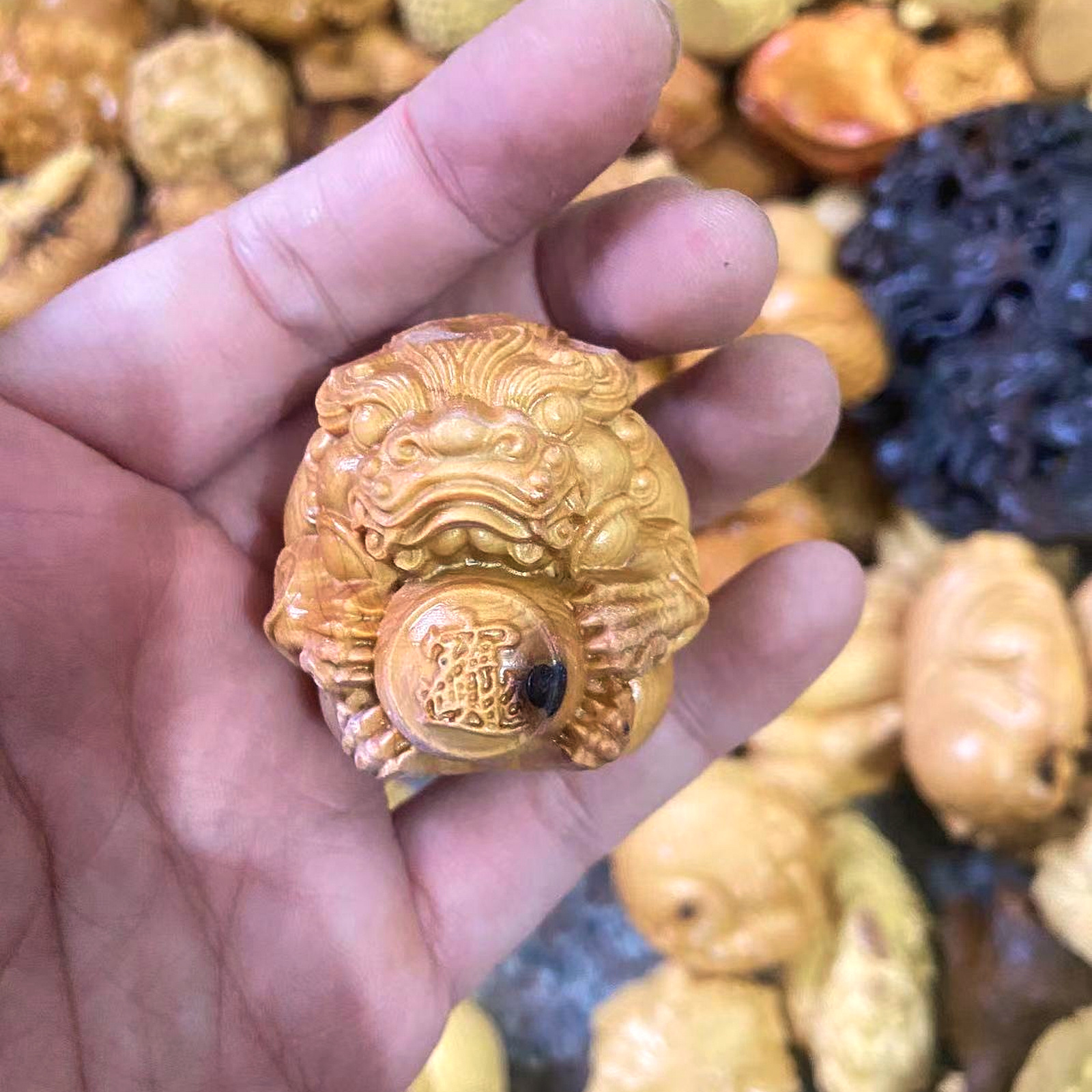 Golden sandalwood cliff cypress boxwood black persimmon wood flaw solid wood carving pixiu handle scenic hot selling products factory outlet