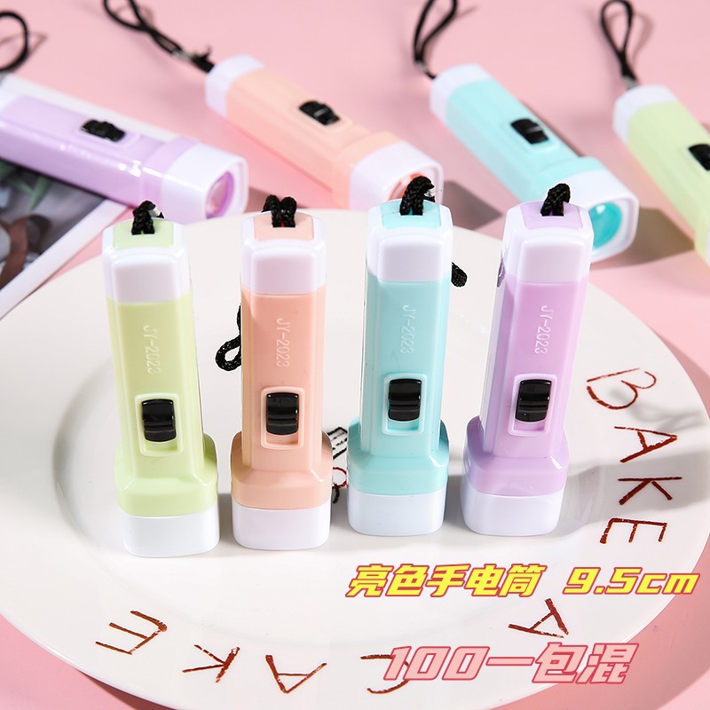 Яркий маленький фонарик желтого цвета, мощный свет, светодиодный оптовый, практичные мелкие бытовые приборы, маленький подарок