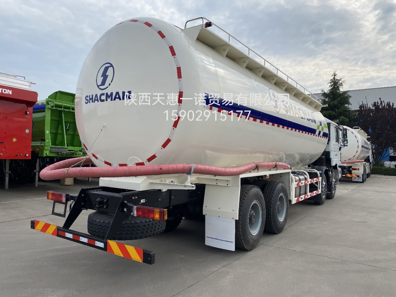 Shacman Exports Shaan Automobile F3000 Bulk Cement Transport Truck and Granular Material Truck to Tajikistan