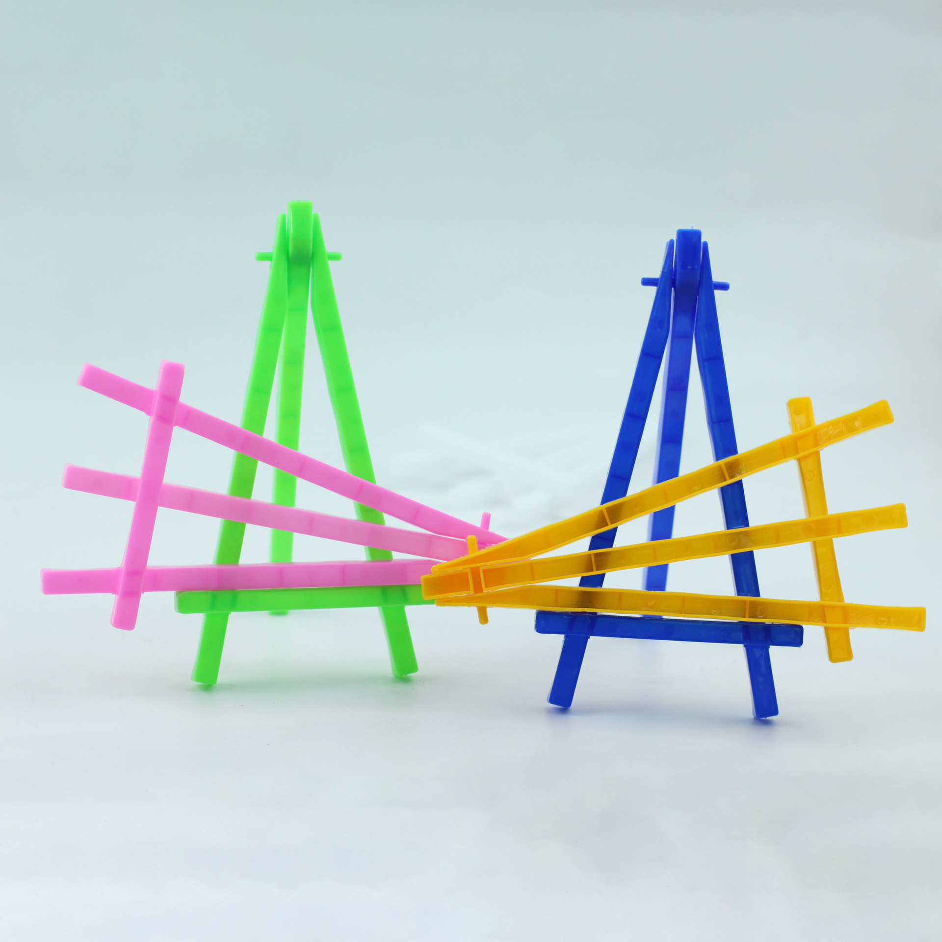 Directly Supplied from the Manufacturer, Environmentally Friendly Pp Plastic Painting Easel, Mini Mobile Phone Holder, Painting Work Triangle Display Stand