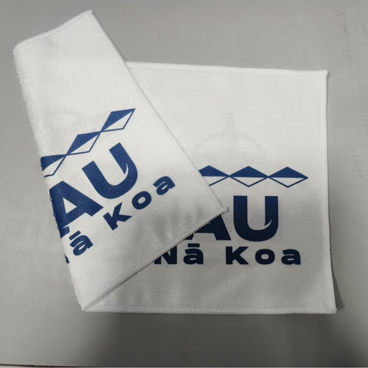 Source Factory Customized Digital Printing Microfiber Climbing Buckle with Light Rally Event Rescue Towel