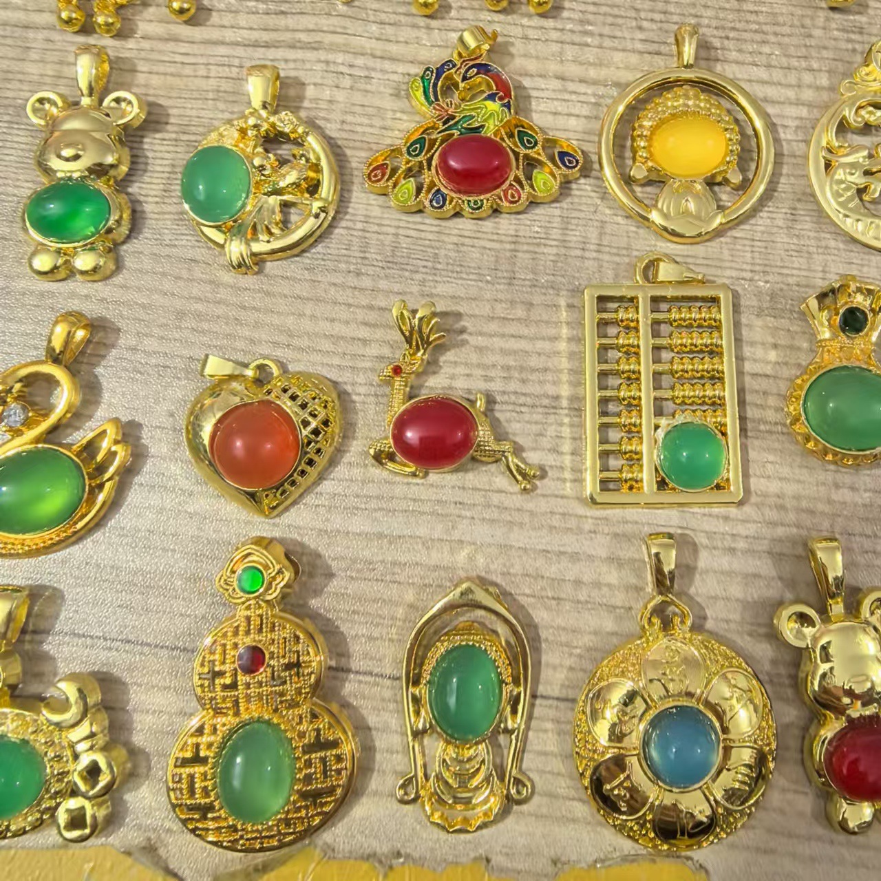 Chalcedony Agate Buddha Pendant Chalcedony Inlaid Guanyin Buddha Pendant Ancient Method Gold Inlaid 925 Pendant Live Supply