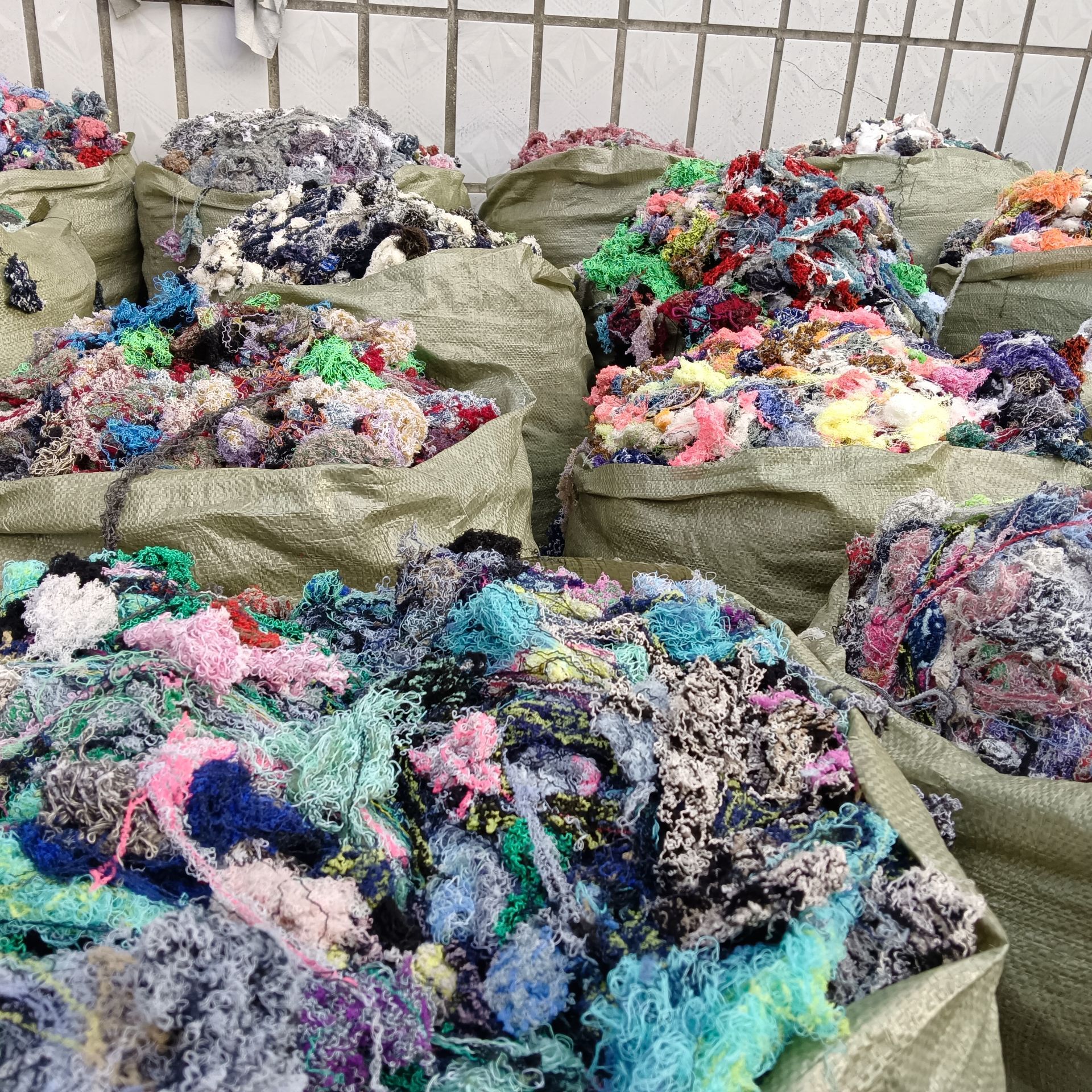 Manufacturer Customized Variegated Cotton Yarn Industrial Wiping Yarn Waste Cloth Return Silk Cotton Yarn Absorbs Water and Oil and Does Not Shed Lint Industrial Cotton Yarn