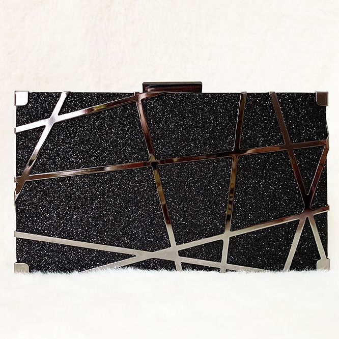 Сумка через плечо с геометрическим металлическим декором