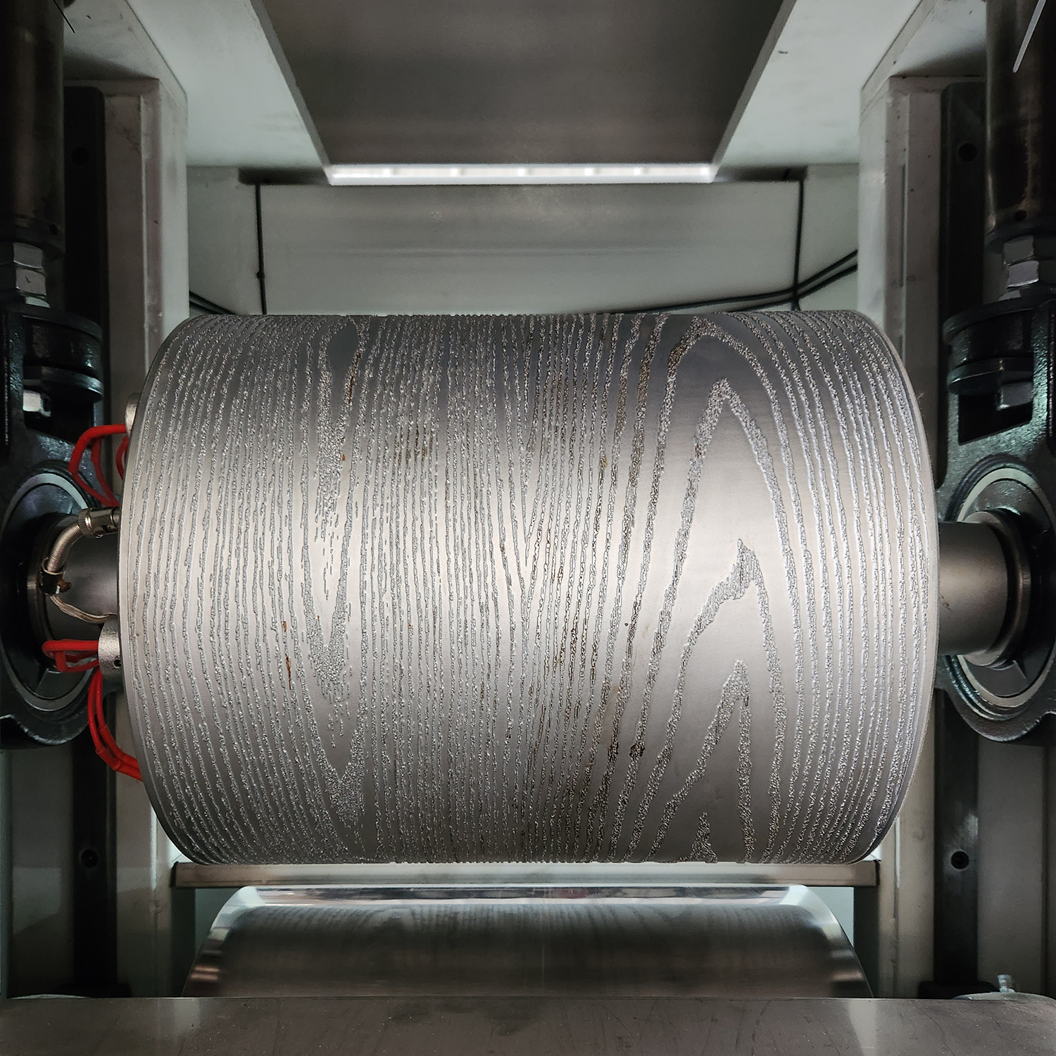 Heated Embossing Machine for Wood-Plastic Processing and Production Equipment, Suitable for Wooden Flooring, Wall Panels, Aluminum Panels, and Iron Panels, Offline Weiside