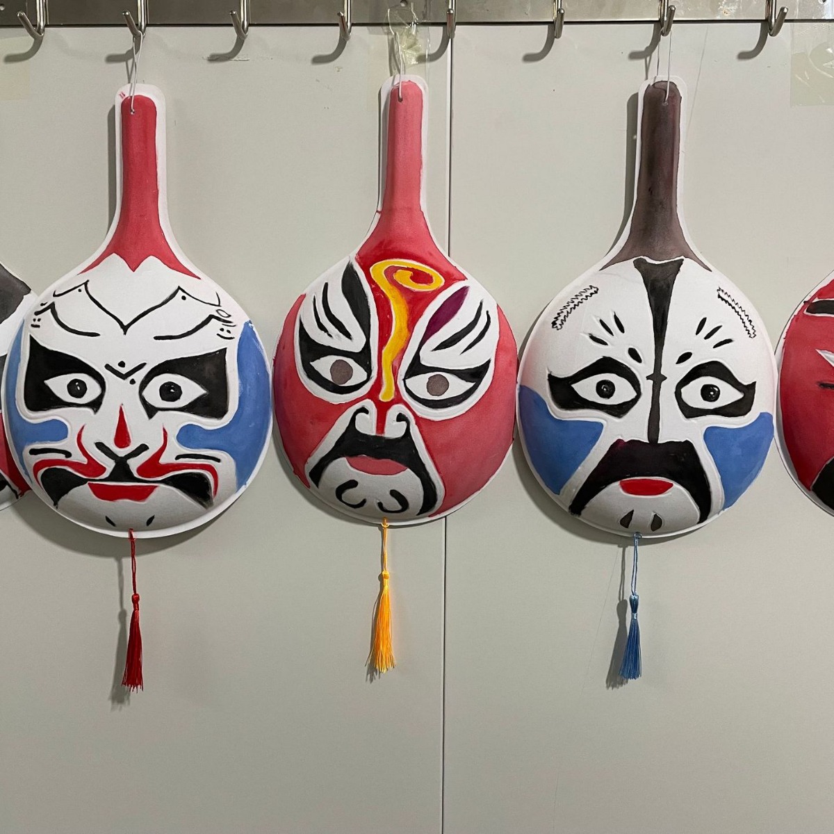 Ложка для макияжа лица Пекинской оперы с белым индентом и цветным изображением