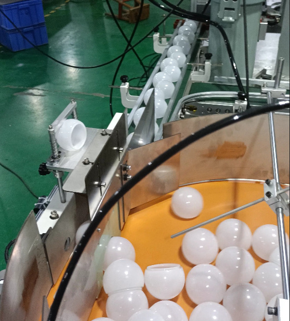 LED bulb automatic assembly machine A bubble shell automatic conveyor automatic LED bulb production line