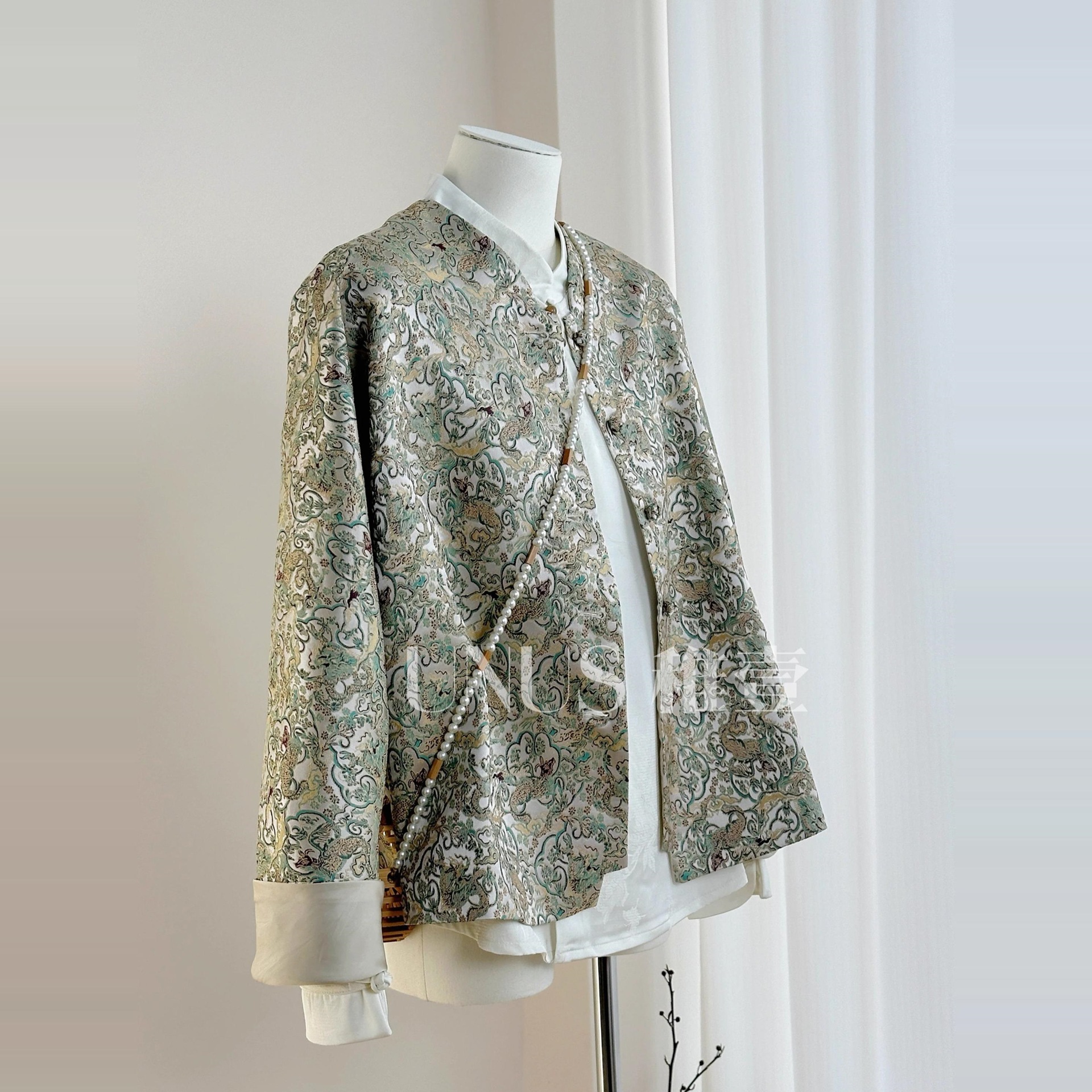 UNUS Молодой новый китайский высококачественный драконий узор облачный brocade национальный стиль куртка осень жаккардовая Сун Цзинь дзен короткая осень