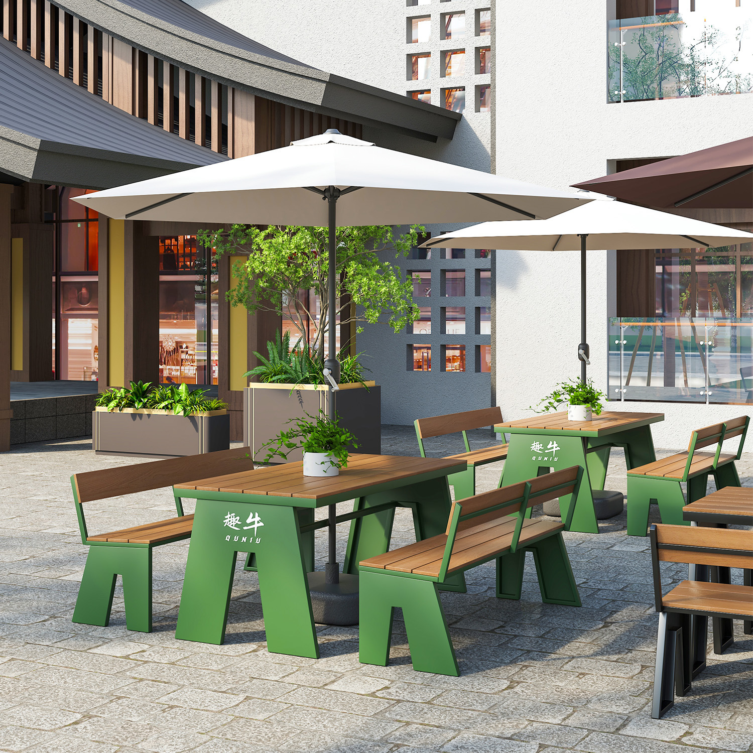 Набор столов и стульев для отдыха на улице с зонтом в парке