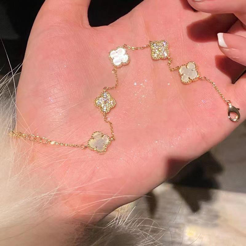 Real Gold Electroplated Four-petal Flower Bracelet South Korea Ins Light Luxury Elegant Bracelet Fashion High-end Bracelet Wholesale Women