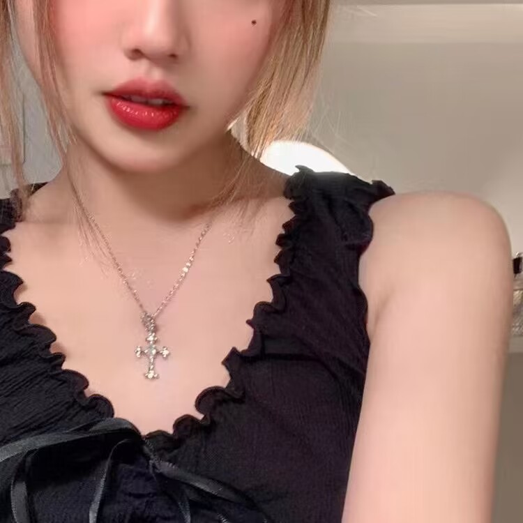 Cross diamond necklace Women's Light luxury niche trendy cool hot girl necklace high-grade clavicle chain hip hop style accessories