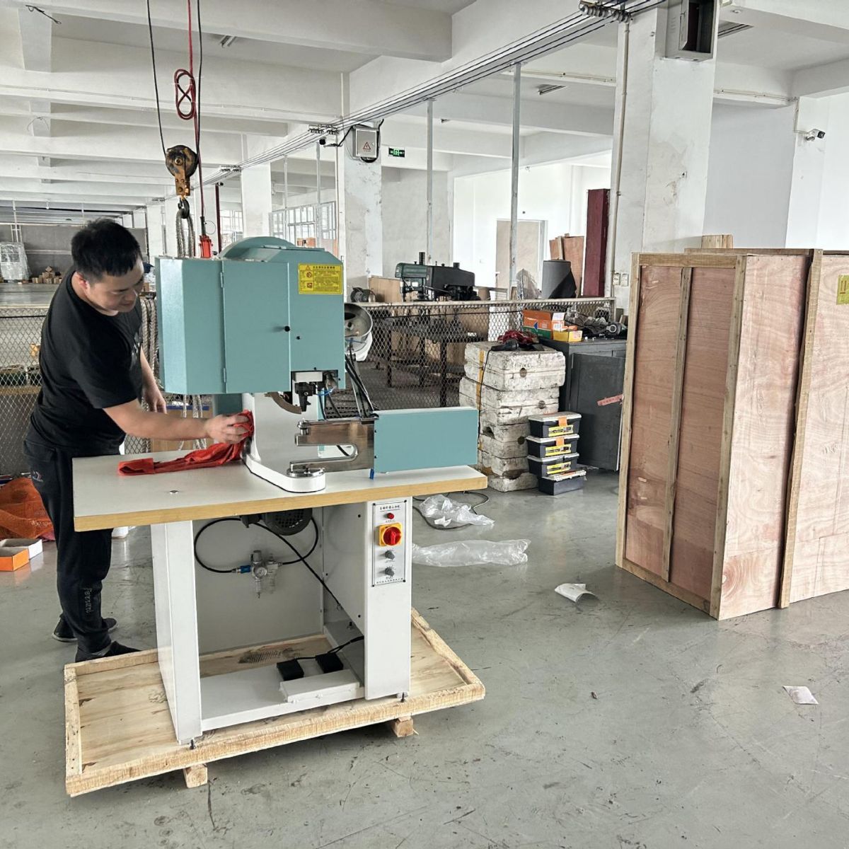 Automatic mountaineering buckle machine 918 double-sided outdoor hiking shoes labor protection shoe nail D-type buckle steamed bun buckle machine