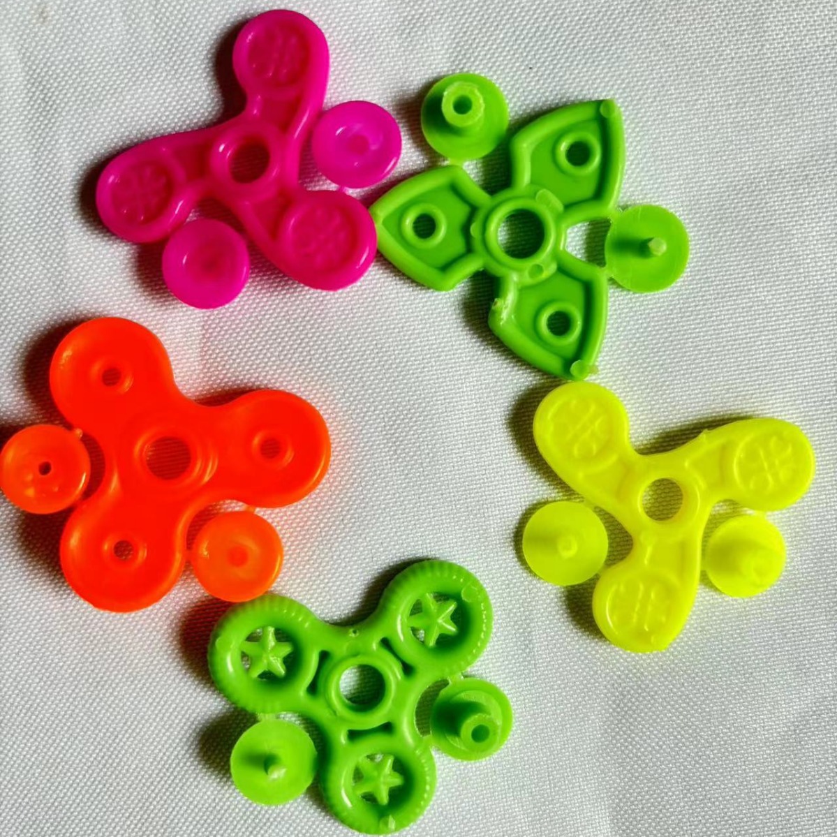 Оптовая продажа игрушек из Иу, детский собранный спиннер, маленький подарок, уличный лоток, ночной рынок, образовательные игрушки для дома