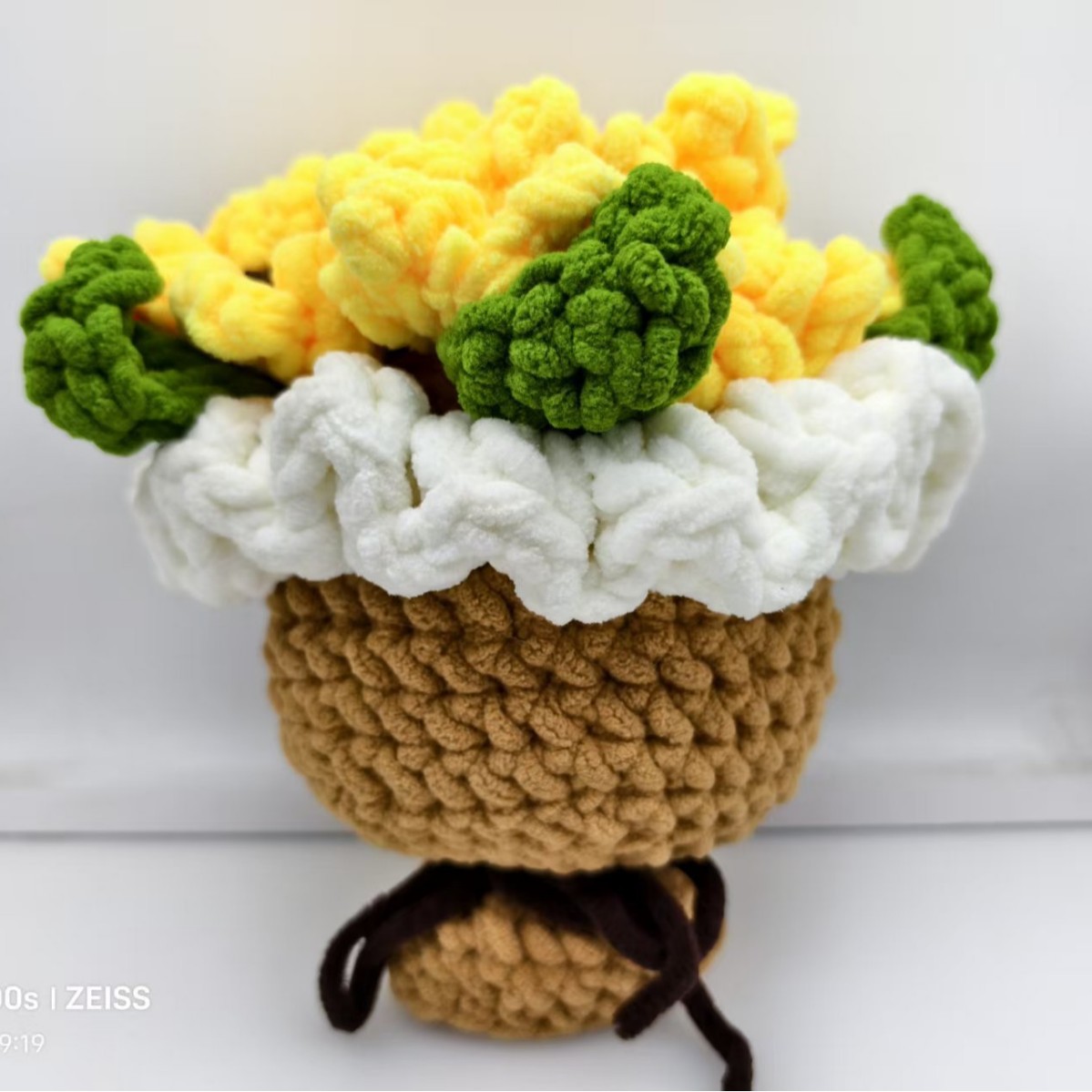 Hand-Knitted Ice Line Hand-Held Rose Bouquet Finished Product, Homemade Crochet Material as a Gift for Your Girlfriend on Goddess' Day