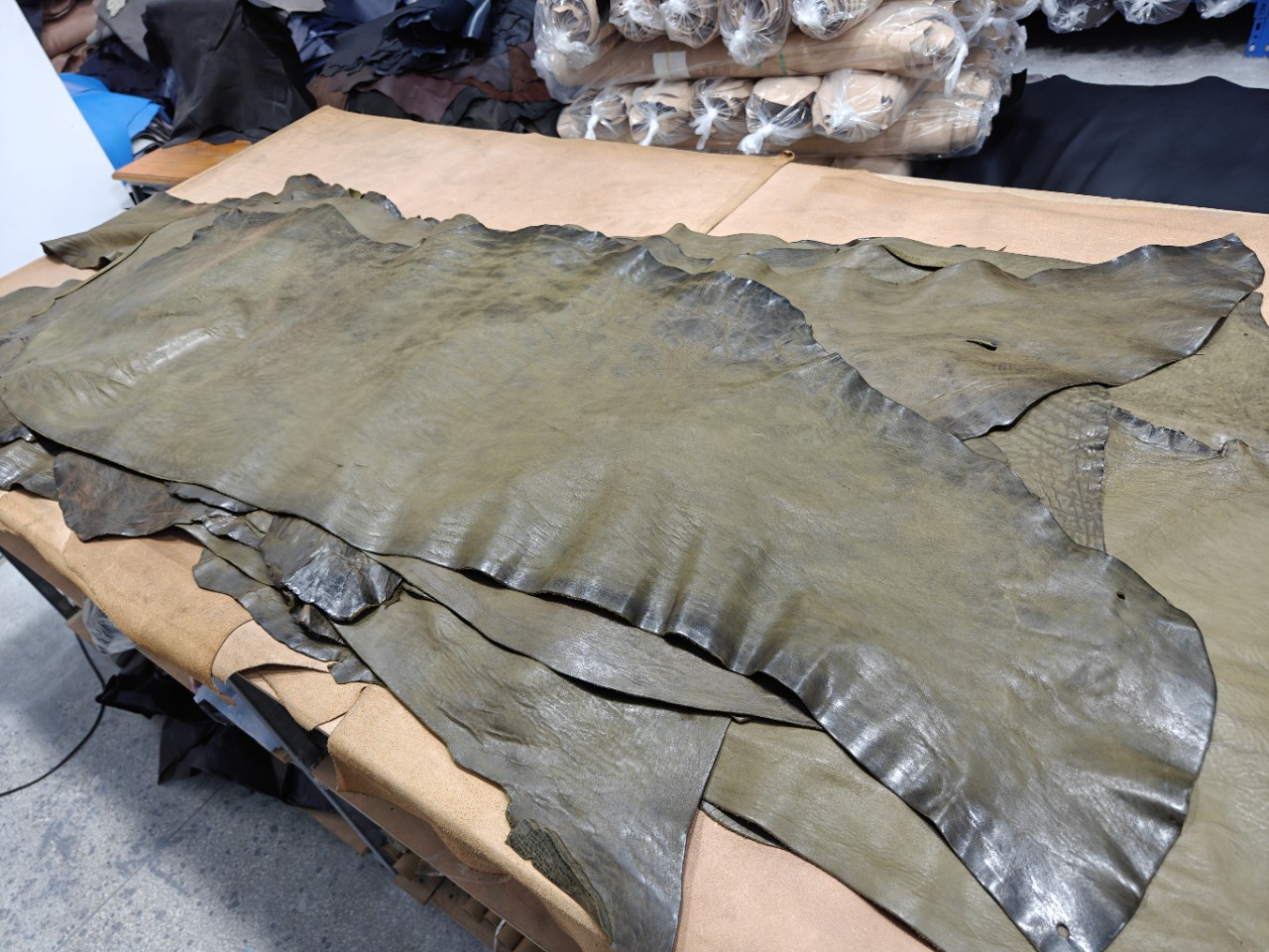 Vegetable-Tanned Horsehide Half-Cut with Horse Hip, Approximately 1.8mm, Soft Feel, Suitable for Clothing, Handbags, and Work Boots