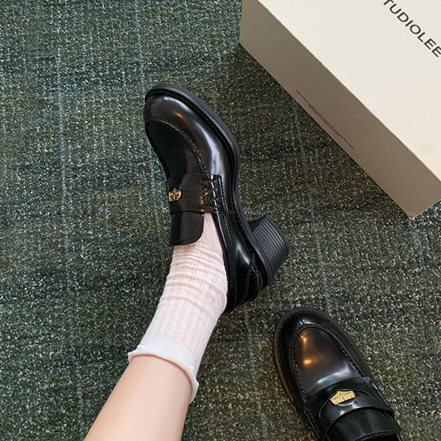 Лоферы с золотой монетой и толстой подошвой для женщин