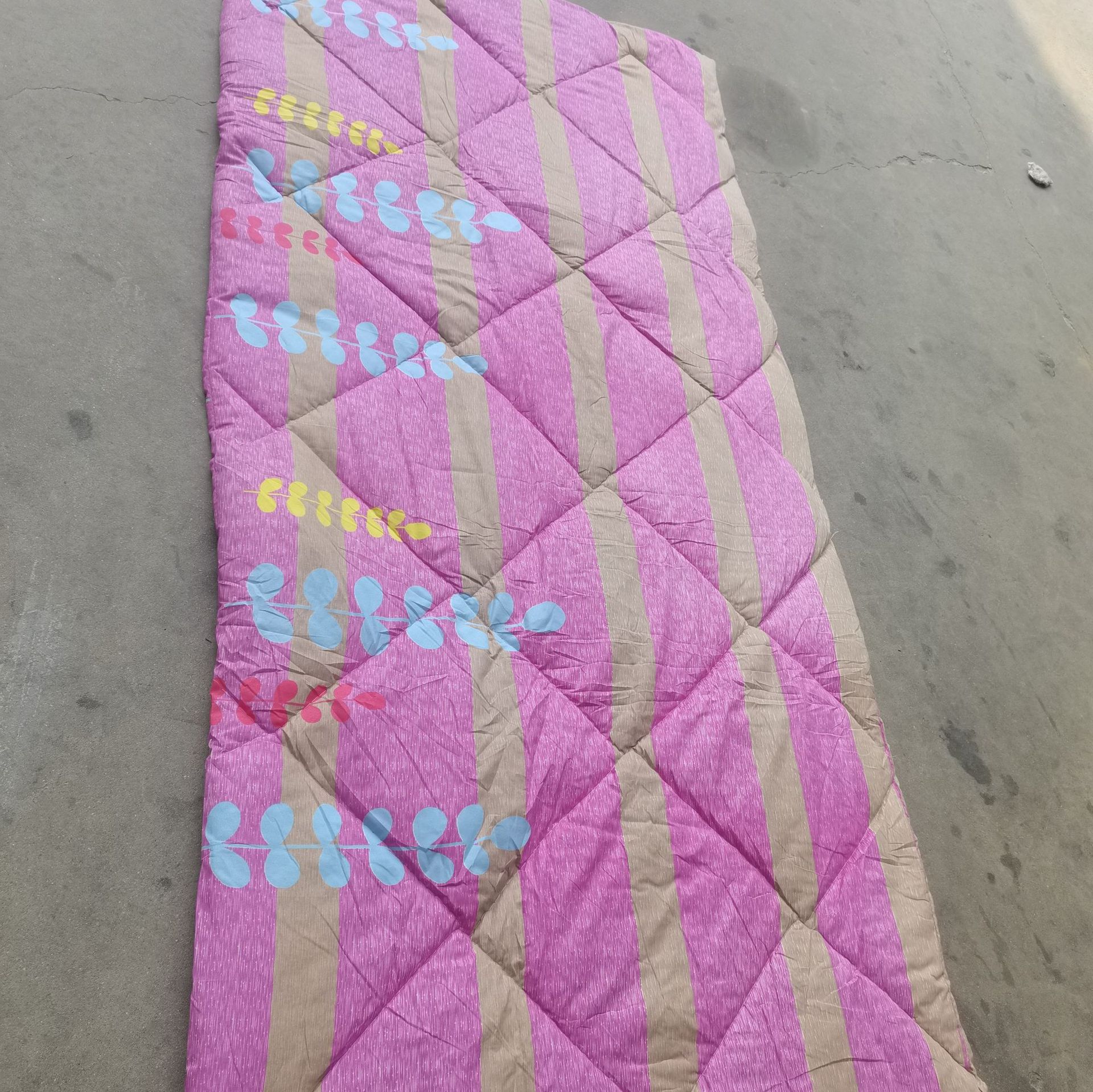 Wholesale of Engineering Quilts for Labor Dormitories, Single-Person Cotton Quilts, Construction Site Bedding, Warm and Thickened Cotton Quilts