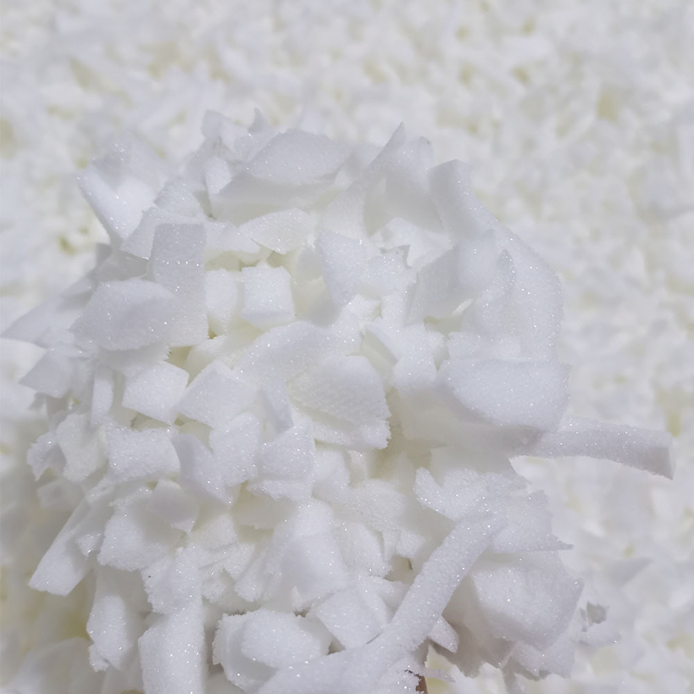 Резаные белые отходы губки, измельченная губка, измельченный хлопковый наполнитель для подушек, наполненный хлопком, частицы высокоплотной измельченной мемори-фоам