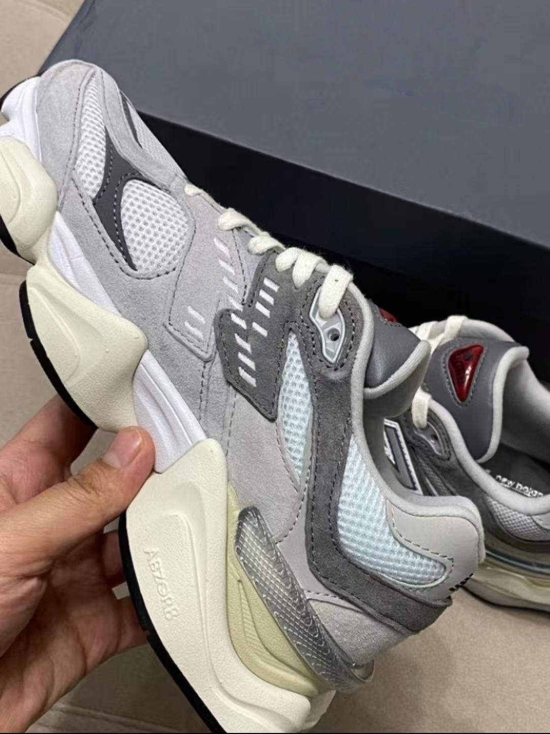 Nb9060 Retro Comfortable Running Shoes, Thick-Soled Dad Shoes, Cushioning Black Technology, Street Walking, Light and Essential