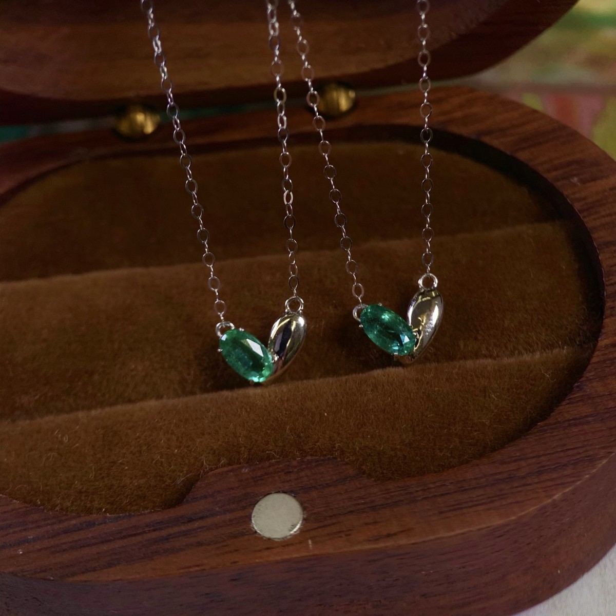 Pt900 Colored Gemstone Finished Product Small Heart-Shaped Chain Oval Cut Emerald Emerald 0.23Ct