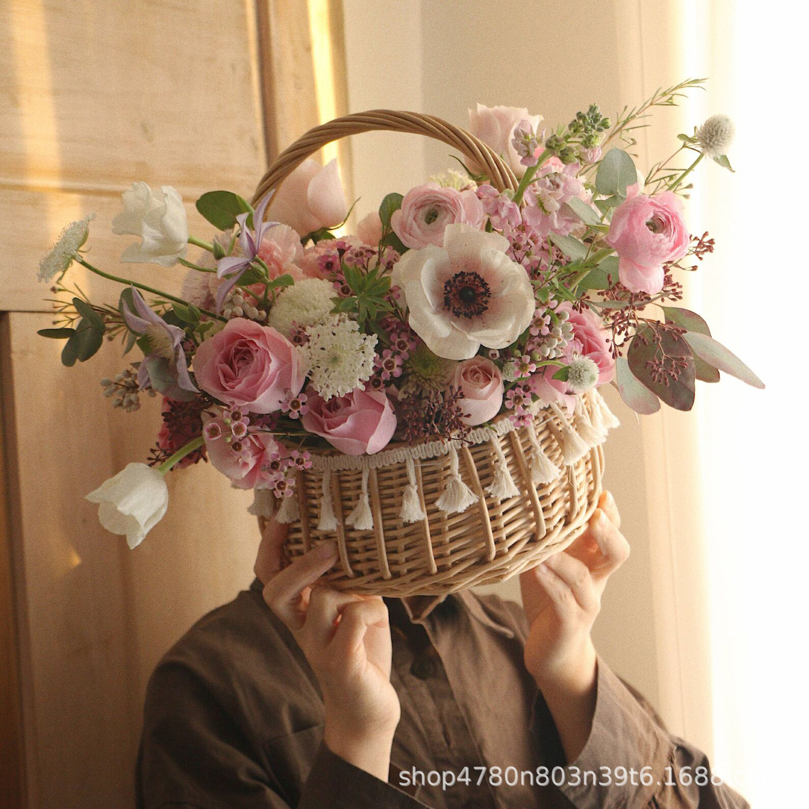 Wholesale Rattan and Straw Woven Baskets for Flowers, Dried Flowers, and Arrangements; Small Gift Baskets for Flower Girls and Wedding Hand-Held Wicker Baskets