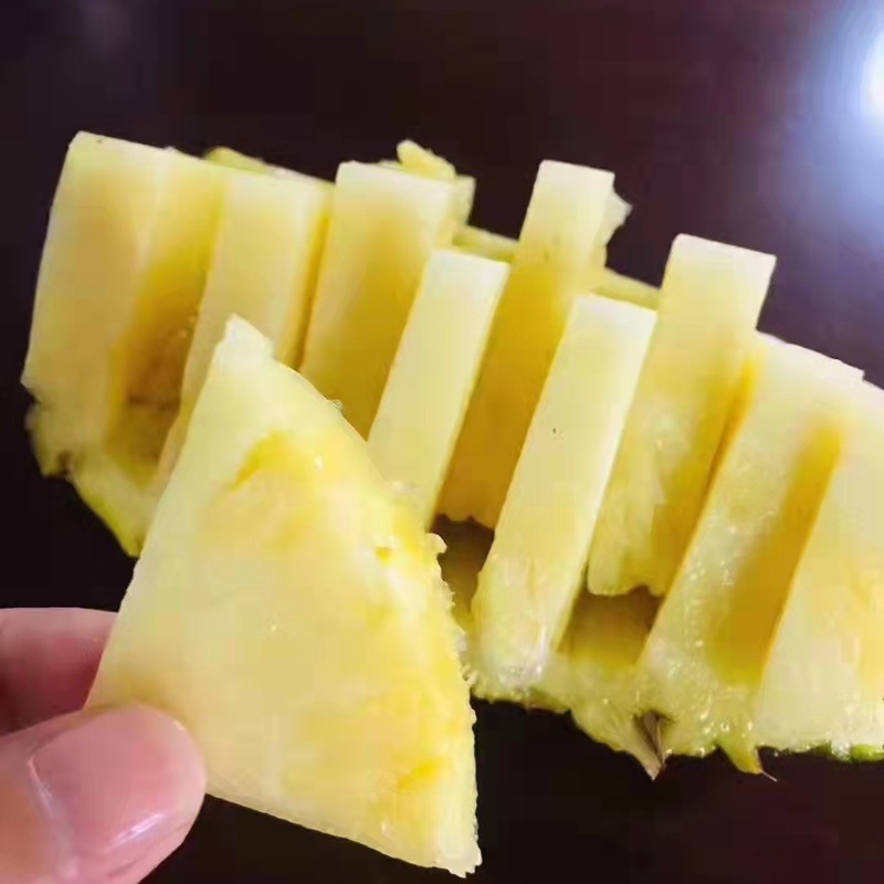 Hainan Yunnan golden diamond pineapple fresh fruit season 2.50kg origin straight hair postage pineapple a generation