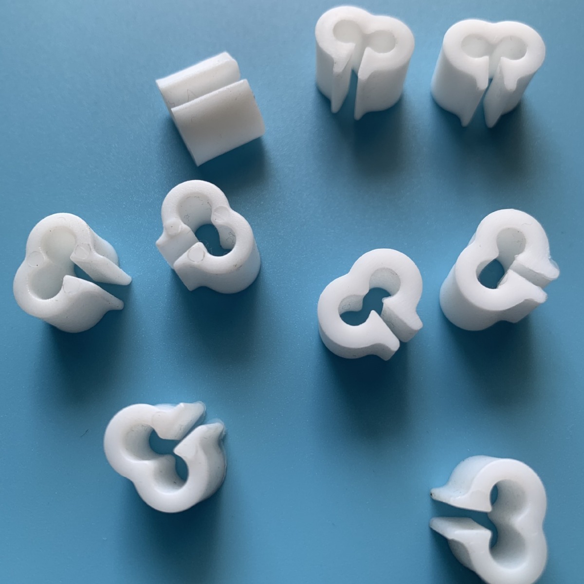 Factory wholesale drain basket rack 4cm three-word buckle storage rack plastic connection buckle hardware iron wire accessories