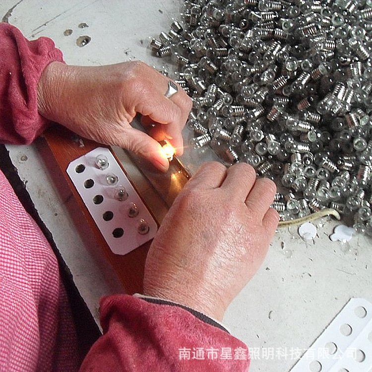 E10 Small Light Bulb for Physical Electrical Circuit Experiments 3.8V0.3A Old-Fashioned Flashlight Screw Bead Manufacturer Wholesale