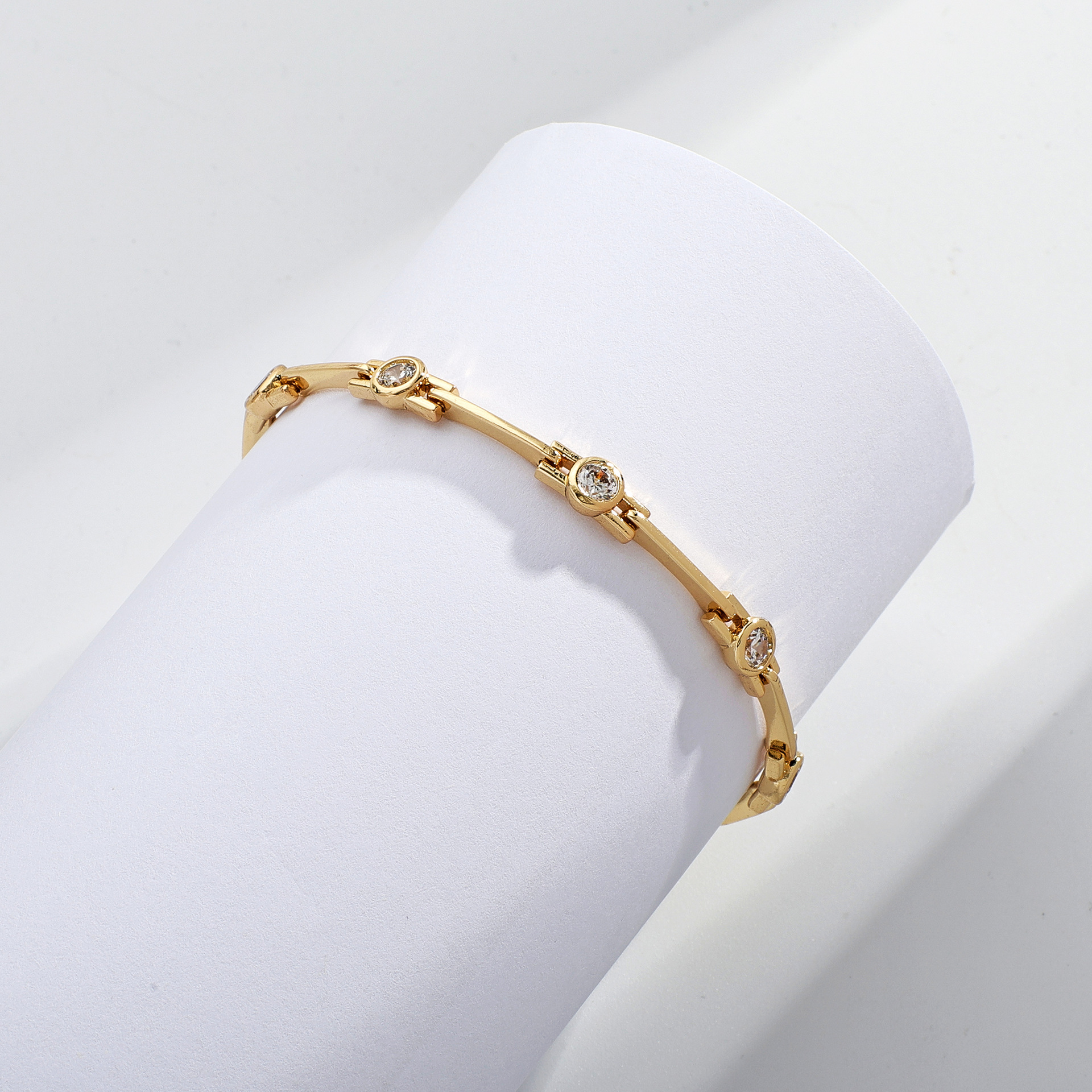 Europe and the United States cross-border new hot luxury 14K real gold inlaid with zirconium simple OL wind geometric ladies high-end bracelet wholesale