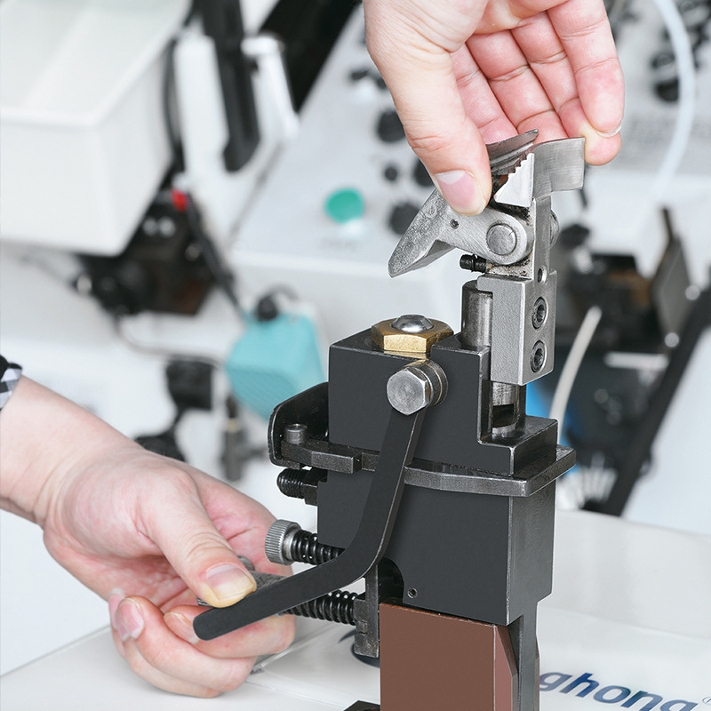 Factory wholesale 739A front upper machine hydraulic computer memory control 9-claw multi-function automatic gluing shoe making machine