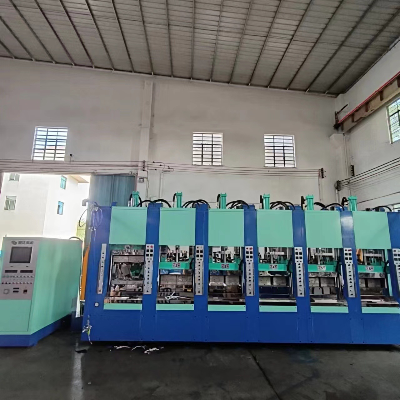 EVA injection foam shoes forming machine can produce bag hole shoes one time forming production sneaker yoga