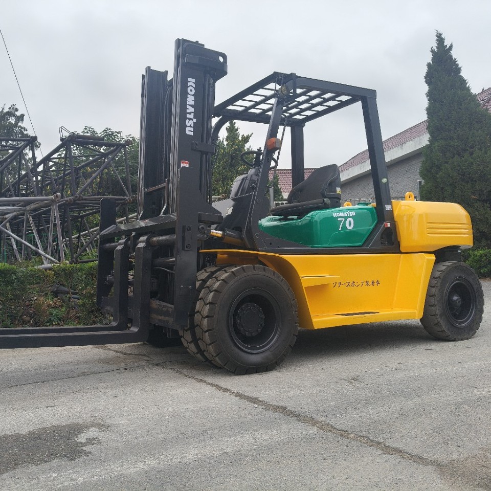 Б/у погрузчик Komatsu 7 тонн, б/у погрузчик Komatsu 7 тонн с высоким мачтовым подъемом, высота подъема 5 м