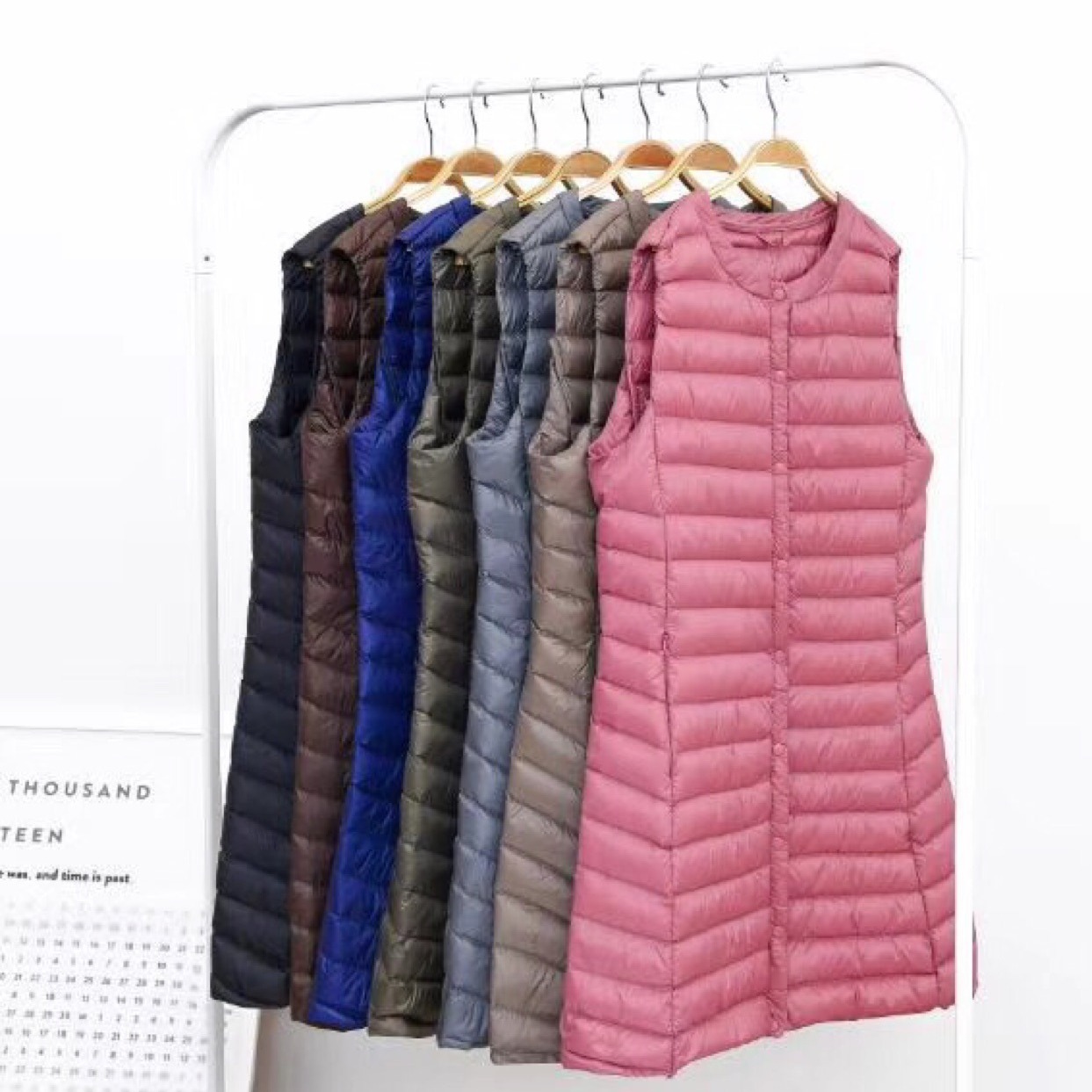 Жилет с пухом для женщин, средней длины, новый корейский стиль 2025 года, стройнящий, свободный, легкий, с капюшоном