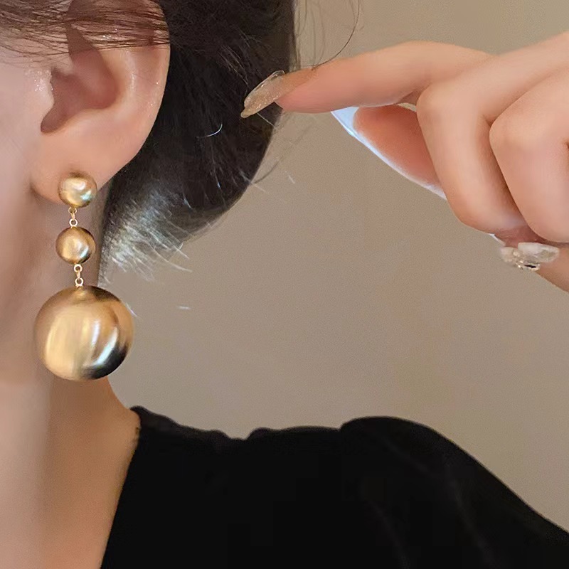 Manufacturer [90% Positive Rating] Real Gold Electroplated Silver Needle Round Ball Metal Earrings Niche Fashion Versatile Earrings Direct Sale