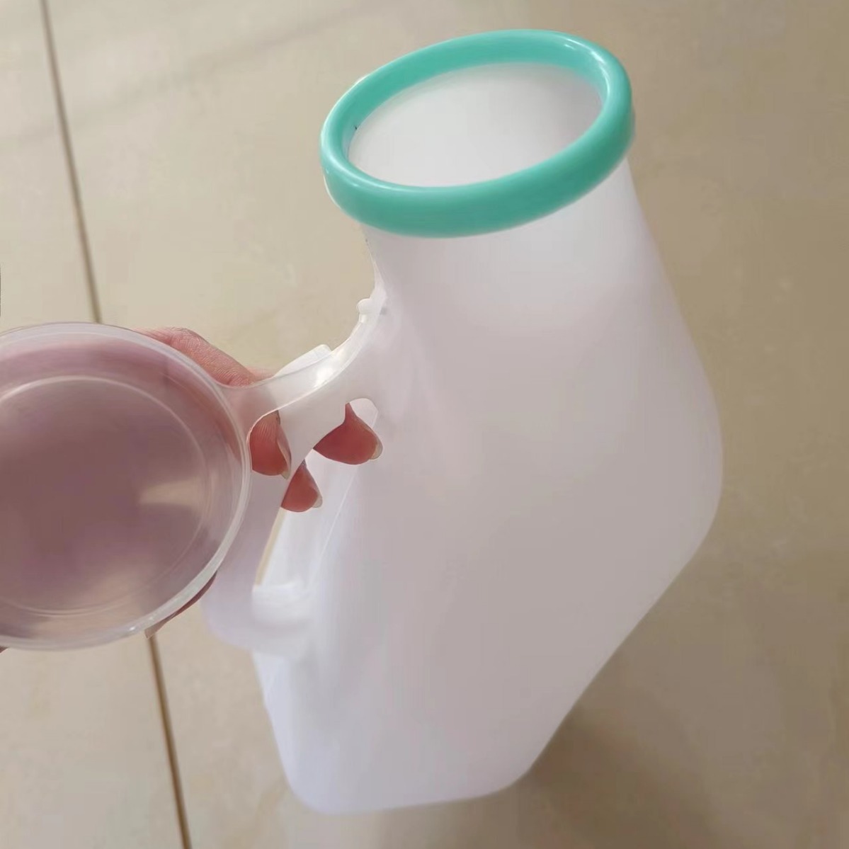 Factory wholesale urinal for men and women household plastic urinal with lid 1200 ml 2000 ml