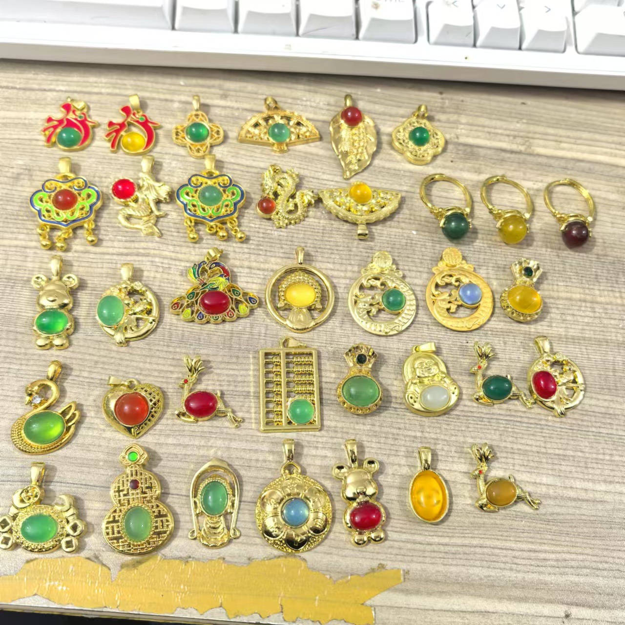 Chalcedony Agate Buddha Pendant Chalcedony Inlaid Guanyin Buddha Pendant Ancient Method Gold Inlaid 925 Pendant Live Supply