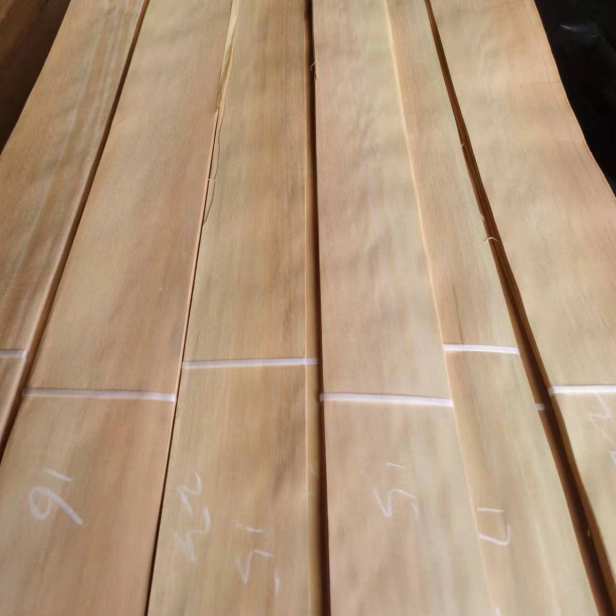 Dongguan Direct Supply Rubber Wood Veneer Rubber Wood Veneer Fsc Rubber Wood Veneer Straight Grain Rubber Wood Veneer Mountain Grain
