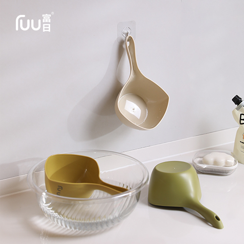 Thickened water ladle large long handle deepened watering water ladle kitchen can not break the surface ladle hanging household plastic water spoon