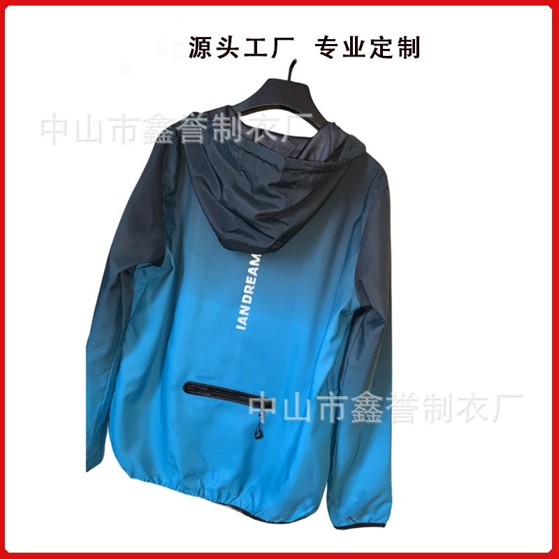 Кастомная тканая сублимационная ветровка с капюшоном, рекламная, полиэстер, водонепроницаемая, для активного отдыха, с вышивкой, групповая одежда, шелкография