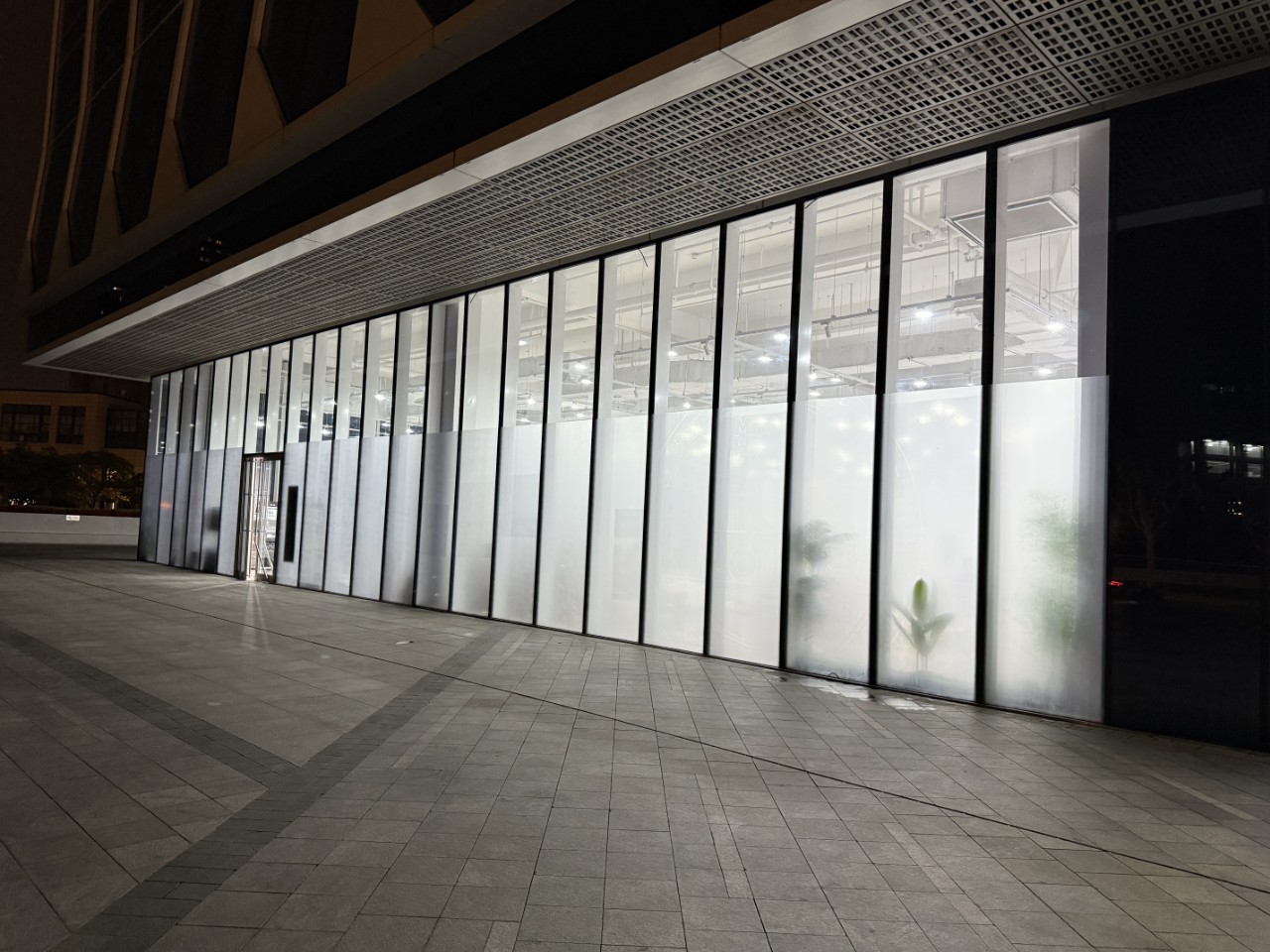 Прямые продажи от производителя одно- и двухсторонней градиентной взрывозащищенной пленки оптом для офисных перегородок и душевых кабин для защиты конфиденциальности