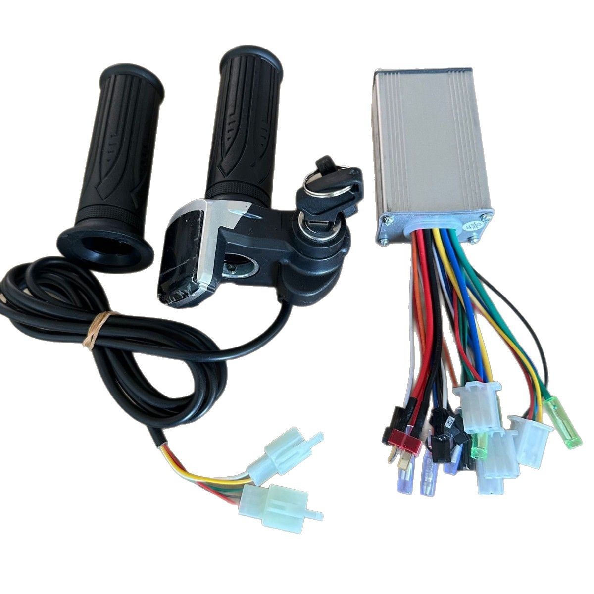 Электрический автомобиль с функцией блокировки, поворотом, регулировкой скорости, отображением мощности