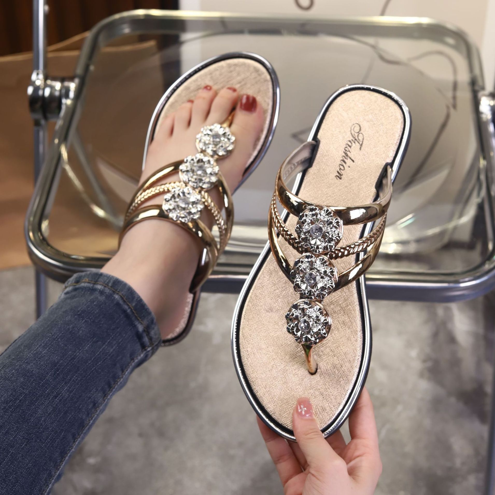 2024 Flip-flops Slippers Women's Summer Sandals with Diamonds Seaside Beach Shoes for Going Out Round Rhinestones Flat Clips Cool