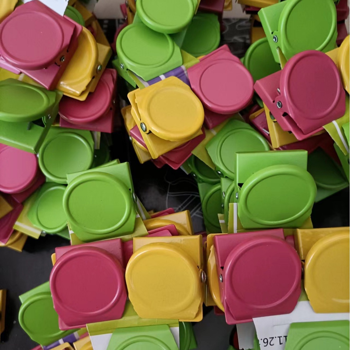 Office supplies multi-color creative magnetic clip size 35*30*23 price concessions wholesale volume spot supply