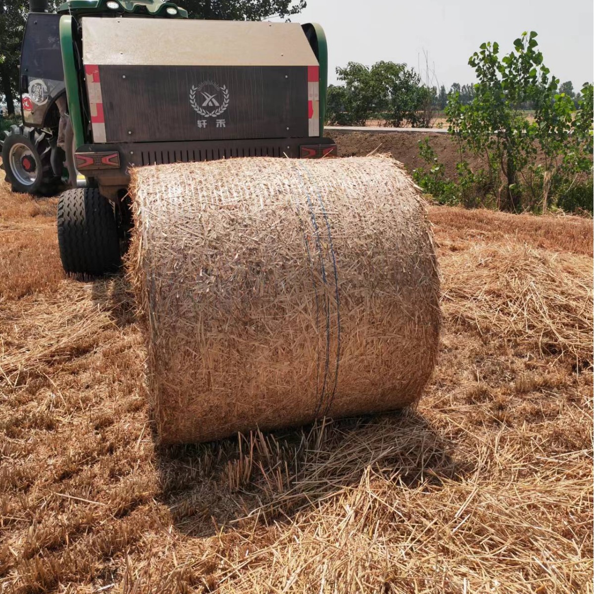 Bundled grass net plastic stretch packaging pallet net new material anti-aging tension large forage packaging does not fry small square bales