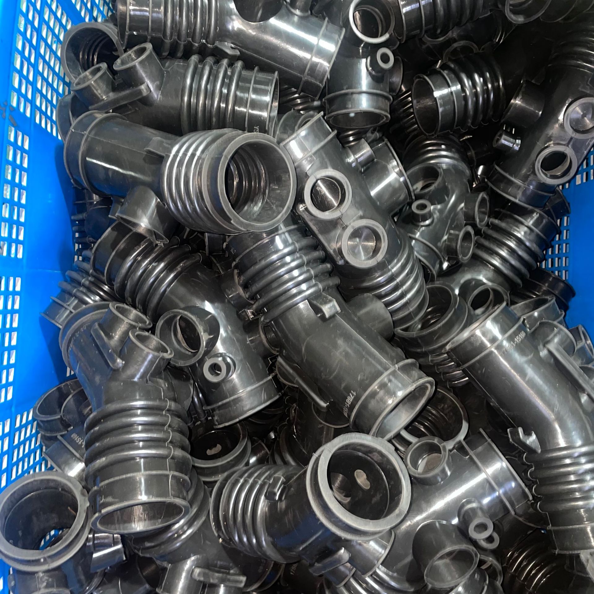 16578-VC12A is suitable for Nissan Patrol air intake pipe intake hose