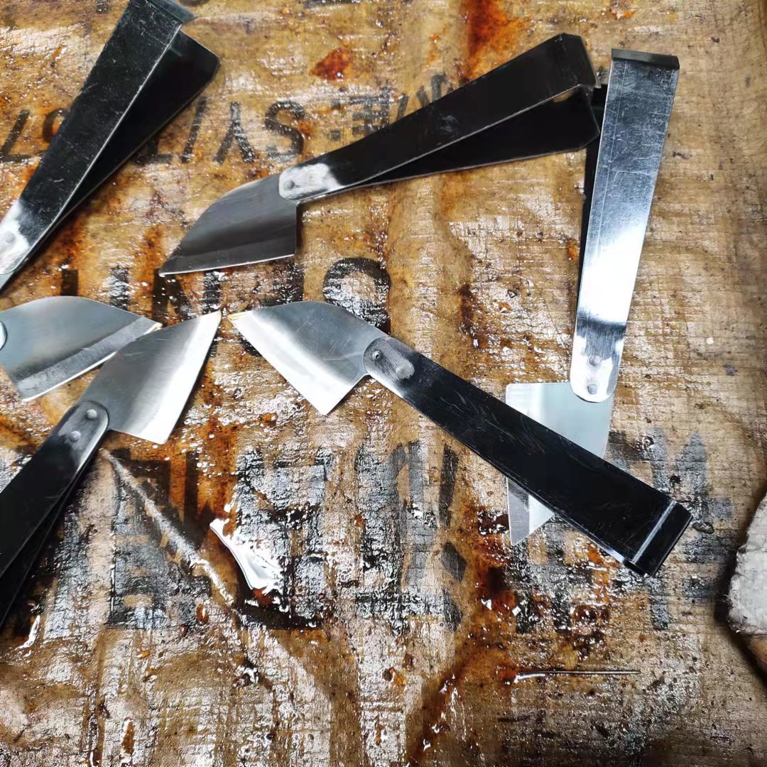 Factory Direct Supply Duck Feather and Chicken Feather Tweezers, Handmade Steel Belt Material, Black Hair Clip, Garlic Tweezers, Supports LG