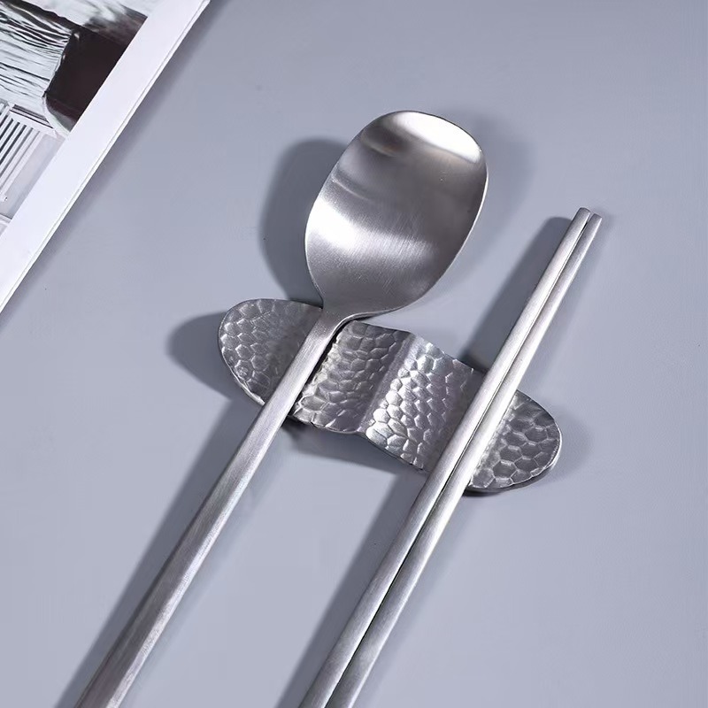Creative 304 Stainless Steel Hammer Pattern Restaurant Chopsticks Rack Multi-use Chopsticks Pillow Chopsticks Holder Soup Spoon Holder Catering Hotel Set-up